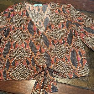Karlie top size M/L not sure. Super cute